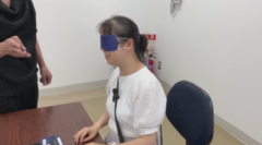 指を差し出し何本？と問う画像