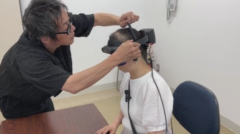 センサーを頭にのせ調整する画像