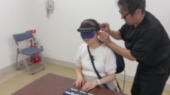 骨伝導イヤホンを調整する画像