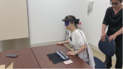 立ち上がりを促し椅子を引く画像