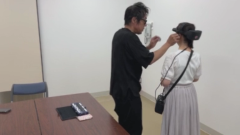 カメラの前で手をかざす画像