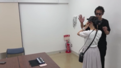 再度カメラの前で手をかざす画像