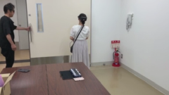 中村さんが扉を開ける画像