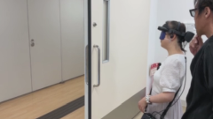 扉の境界に立つ画像