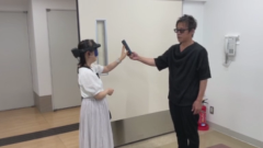 スマートフォンに触れる画像