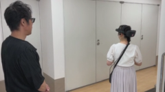 周りを確認する画像