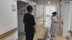 事務室前で確認する画像