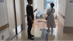 廊下で立ち止まる画像