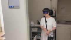 周りを見渡す画像