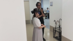 給湯室を出る画像