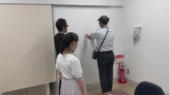 壁に手を触れる画像