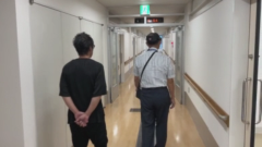 廊下を歩く画像