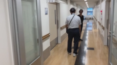 中村さん職員の前に立ちふさがる画像