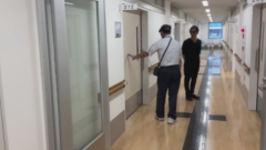 左の入口に触れる画像