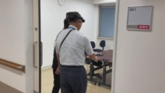 部屋に入る画像