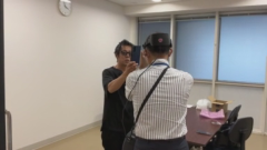 スマートフォンに触る画像