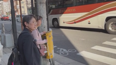 【画像】上本町六丁目交差点北西角北側のLED付き音響装置信号。抱え込み型で振動信号がついていません。胴部分には交差点内面に音響スピーカーとLED表示板。交差点外面にLED表示板と押しボタンスイッチが設置されています。