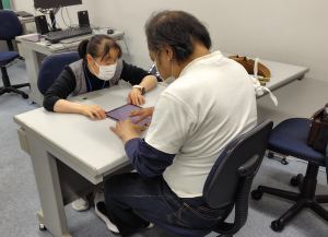 iPad個別講習の写真。机に向かって対面で講習している様子を受講者側からとらえています。手前に受講者、奥に講師の幸田が座っています。
