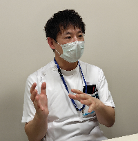写真：熱心に語る河津さん