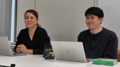 インタビュー風景 写真:インタビュー風景。左が佐伯さん、右が古谷さん。