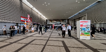 写真：３号館と4号館をつなぐエントランス。各会場の入り口で入場証のQRコードを読み取ります。